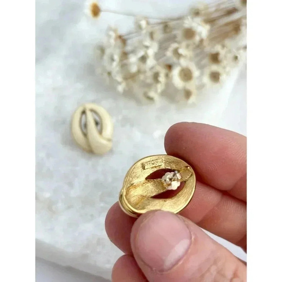 Monet Signed Gold Toned Cream Enamel Beautiful Vintage Clip On Earrings - Picture 5 of 6